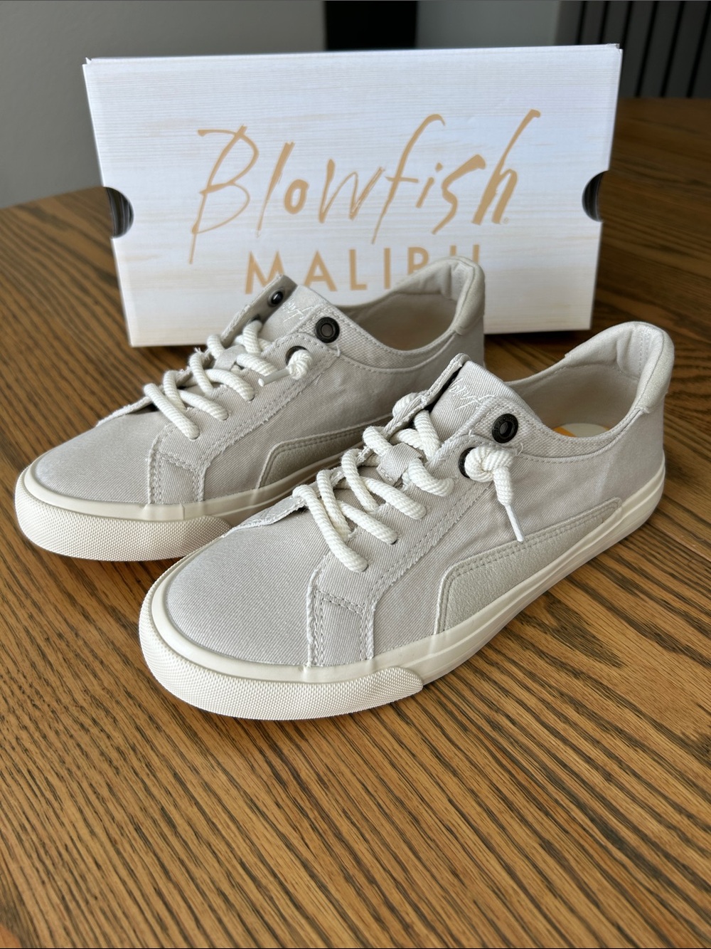 Blowfish Malibu Low-Top Sneakers in Light Beige Grey, size 8, NIB